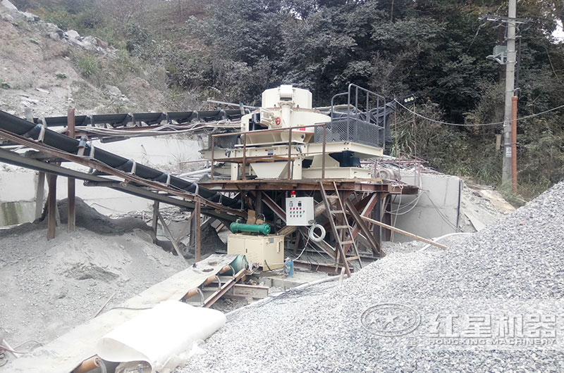 青石制砂機作業現場