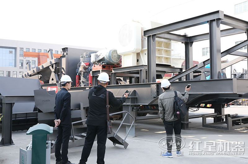 用戶到廠區參觀小型移動破碎制砂一體機